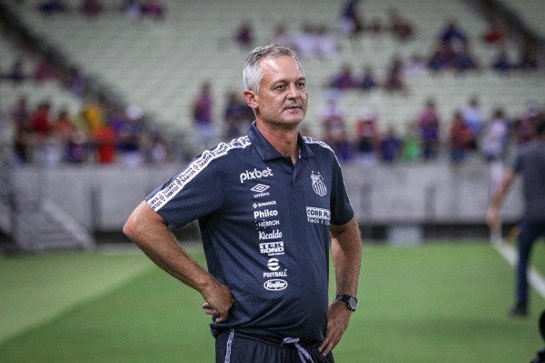 Lucas Emanuel/AGIF/ Lisca, treinador do Peixe. 