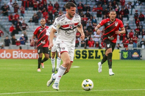 Gabriel Machado/AGIF/ São Paulo em campo contra o Athletico-PR pelo Brasileirão. 