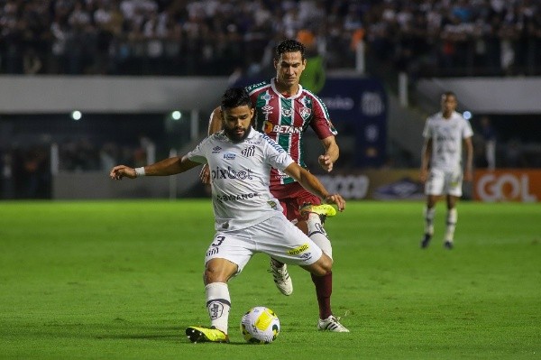 Fernanda Luz/AGIF/ Fluminense em campo contra o Santos. 