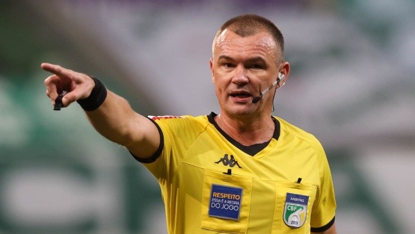 Foto: Cesar Greco – Vuaden e o VAR foram bastante criticados por Palmeiras em eliminação na Copa do Brasil