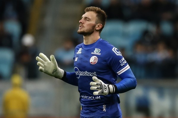 Pedro H. Tesch/AGIF/ Lucas Perri em campo com o Náutico.
