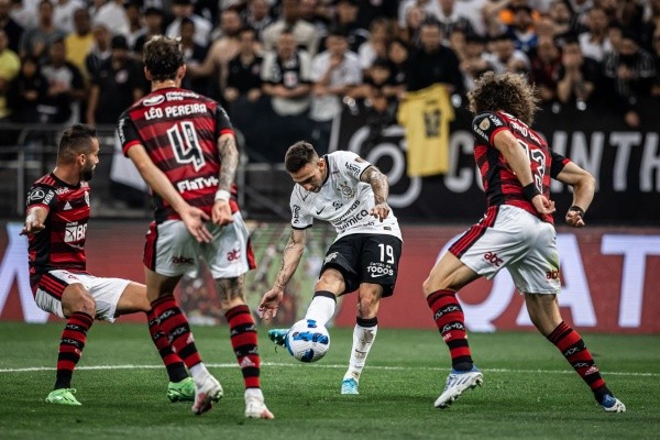 Raul Baretta/AGIF/ Corinthians e Flamengo em campo pelas quartas de final da Libertadores. 