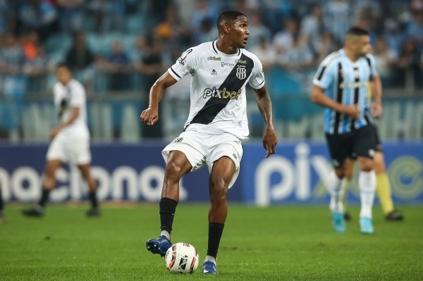 Pedro H. Tesch/AGIF | Ponte acerta venda de zagueiro Douglas Mendes