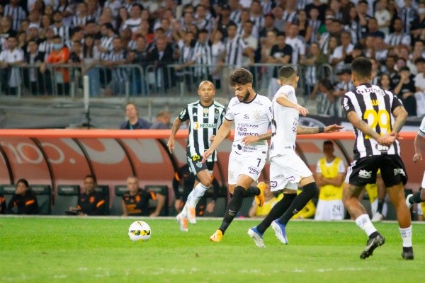 Fernando Moreno/AGIF/ Yuri Alberto em campo contra o Atlético-MG. 