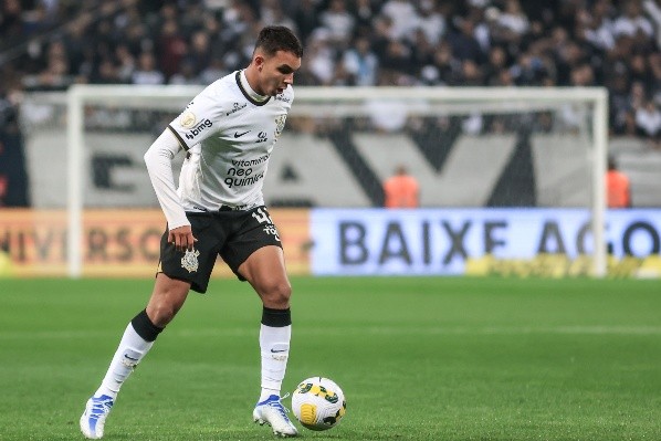 Fausto Vera com a camisa do Corinthians (Foto: Marcello Zambrana/AGIF)