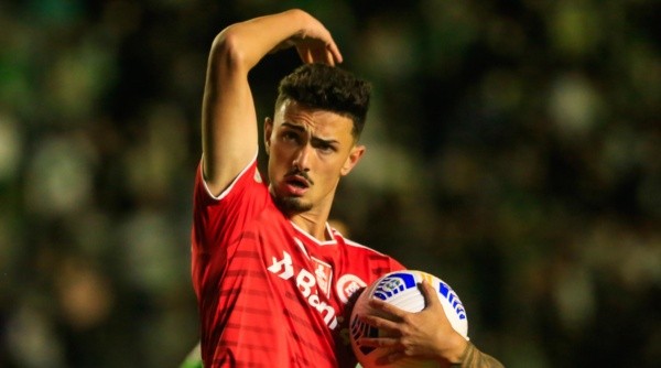 Cadorini está emprestado pelo Internacional e não enfrenta o ex-Clube (Foto: Luiz Erbes/AGIF)