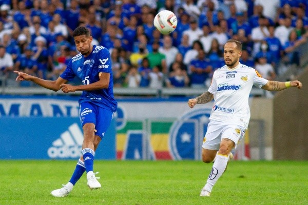 Foto: Fernando Moreno/AGIF – Adriano é revelado pelo Cruzeiro e estava há três temporadas no clube