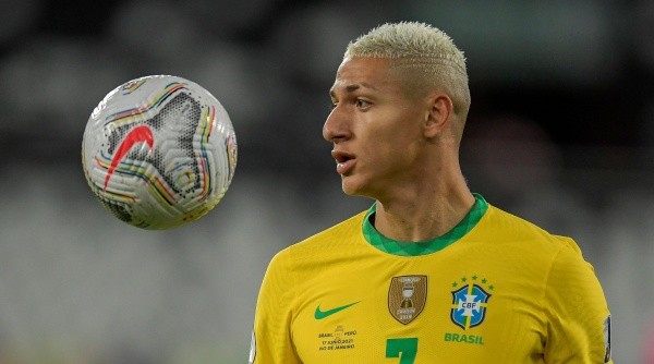 Richarlison com a camisa da Seleção Brasileira (Foto: Jorge Rodrigues/AGIF)