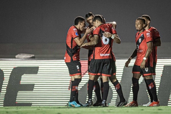 Heber Gomes/AGIF/ Atlético-GO comemorando gol contra o Nacional. Heber Gomes/AGIF/ Atlético-GO comemorando gol contra o Nacional.