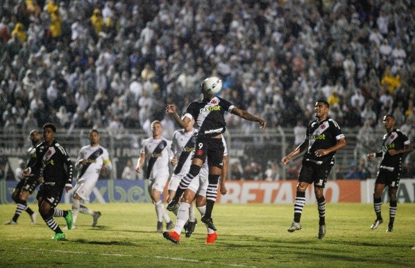 Rogério Capela/AGIF/ Ponte Preta em campo contra o Vasco.