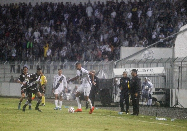 Rogério Capela/AGIF/ Ponte Preta em campo contra o Vasco.