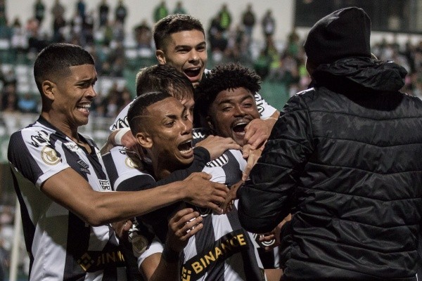 Foto:Robson Mafra/AGIF | Santos bate o Coritiba por 2 a 1