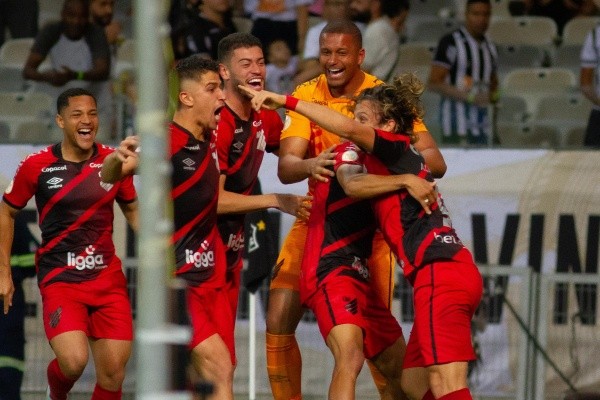  Fernando Moreno/AGIF/ Athletico-PR comemorando gol na Libertadores. 