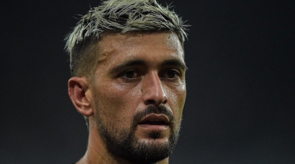 Arrascaeta tomou apenas amarelo no duelo de ida (Foto: Thiago Ribeiro/AGIF) Arrascaeta tomou apenas amarelo no duelo de ida (Foto: Thiago Ribeiro/AGIF)