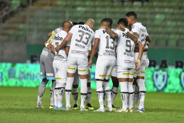 Foto: Twitter Santos/ Equipe do Santos antes do deulo contra o América-MG. 