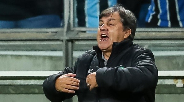 RS - Porto Alegre - 15/04/2022 - BRASILEIRO B 2022, GREMIO X CHAPECOENSE - Gilson Kleina tecnico do Chapecoense durante partida contra o Gremio no estadio Arena do Gremio pelo campeonato Brasileiro B 2022. Foto: Pedro H. Tesch/AGIF