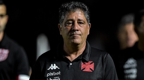 Emilio Faro comandou interinamente mais uma partida do Vasco (Foto: Thiago Ribeiro/AGIF)