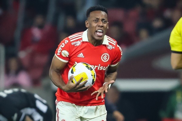 Moisés será negociado em definitivo - Foto: Pedro H. Tesch/AGIF