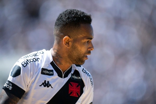 Alex Teixeira tem contrato com o Vasco até dezembro (Foto: Jorge Rodrigues/AGIF)