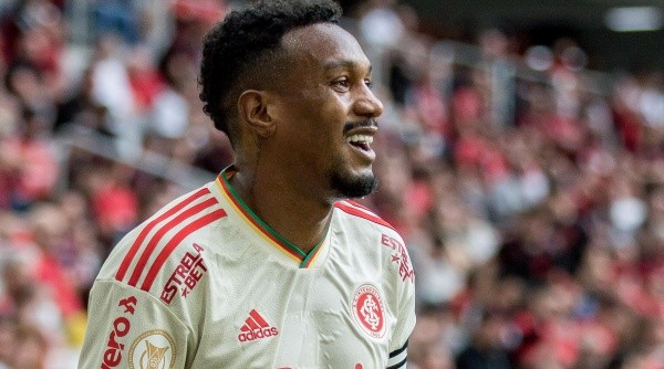 Edenílson está em baixa no Internacional (Foto: Robson Mafra/AGIF)