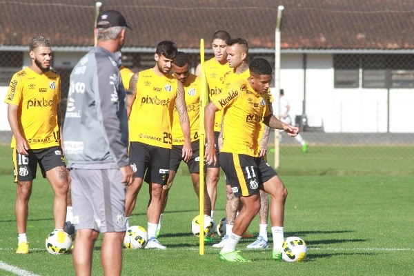 Foto:Fernanda Luz/AGIF | Lisca explica Ângelo na reserva do Santos