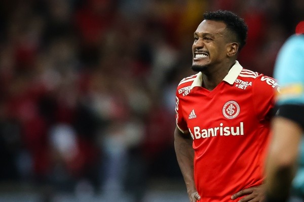 Foto: Pedro H. Tesch/AGIF – Edenilson tem contrato no Inter até o fim de 2024, mas está sem clima no CT Parque Gigante
