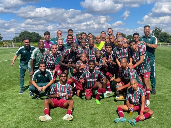 Foto: Divulgação / Fluminense – O sub-16 do Flu e Richarlison em Londres