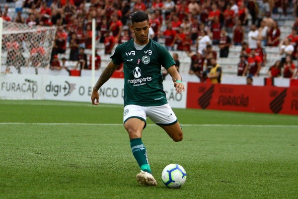 Robson Mafra/AGIF/ Léo Sena em sua primeira passagem pelo Goiás. Robson Mafra/AGIF/ Léo Sena em sua primeira passagem pelo Goiás.