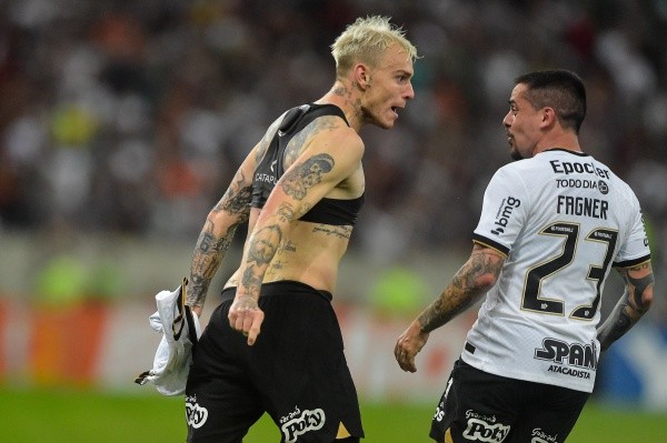 RJ - Rio de Janeiro - 24/08/2022 - COPA DO BRASIL 2022, FLUMINENSE X CORINTHIANS - Roger Guedes jogador do Corinthians comemora seu gol com Fagner jogador da sua equipe durante partida contra o Fluminense no estadio Maracana pelo campeonato Copa do Brasil 2022. Foto: Thiago Ribeiro/AGIF