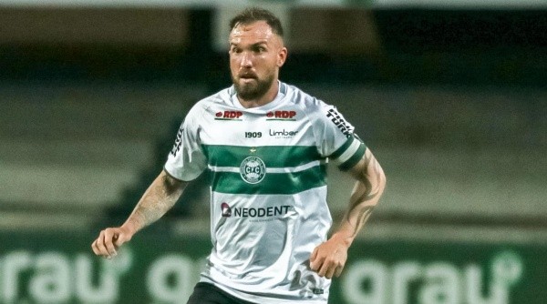 Willian Farias é tratado como dúvida no Coritiba (Foto: Robson Mafra/AGIF)