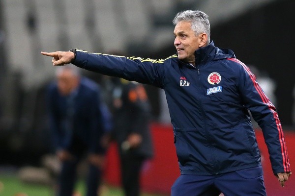 Reinaldo Rueda à beira do campo, dirigindo a seleção colombiana.     Foto: Alexandre Schneider/Getty Images