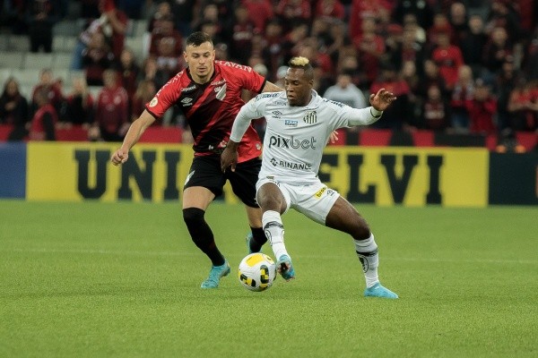 Robson Mafra/AGIF/ Jhojan Julio em campo com a camisa do Santos. 