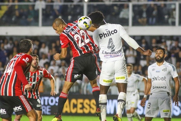 Fernanda Luz/AGIF/ Santos e São Paulo pelo Brasileirão Série A. Fernanda Luz/AGIF/ Santos e São Paulo pelo Brasileirão Série A.