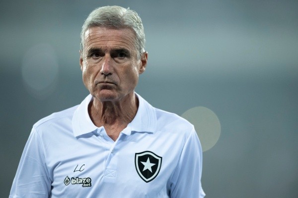 Luis Castro está pressionado no Botafogo (Foto: Jorge Rodrigues/AGIF)