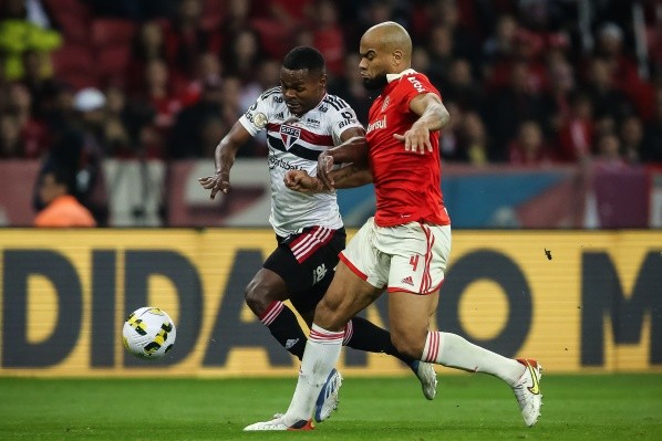 Pedro H. Tesch/AGIF/ Rodrigo Moledo em campo. 