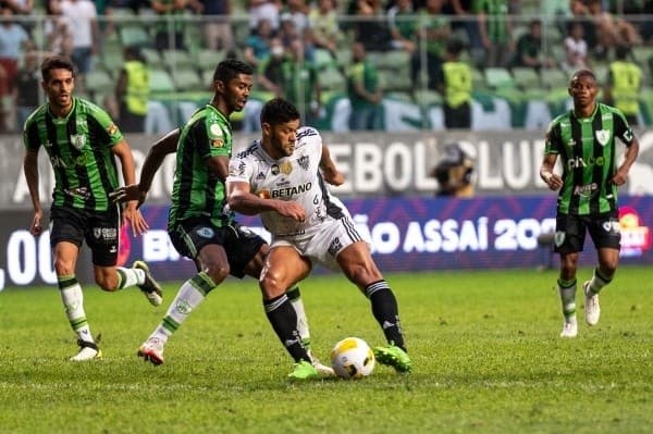 Alessandra Torres/AGIF/ Atlético-MG em campo contra o Ameérica-MG.