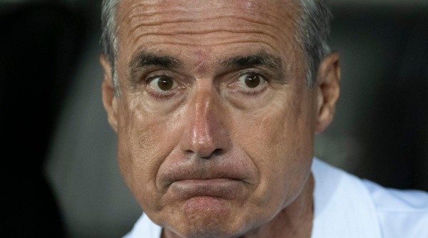 Luis Castro está pressionado no Botafogo (Foto: Jorge Rodrigues/AGIF)