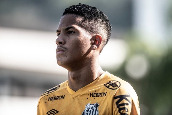 Foto: Ivan Storti/Santos FC – Ângelo é reserva com Lisca e desfalcará time contra Goiás e Ceará por conta da Seleção Sub-20