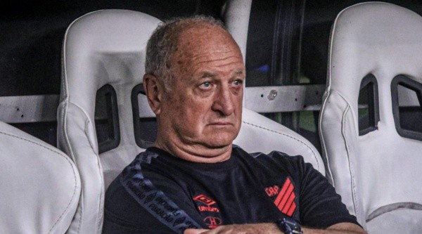 Felipão recebeu cartão vermelho na Arena da Baixada (Foto: Lucas Emanuel/AGIF) Felipão recebeu cartão vermelho na Arena da Baixada (Foto: Lucas Emanuel/AGIF)