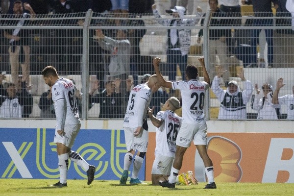 Diogo Reis/AGIF/ Ponte Preta em campo comemorando gol. 