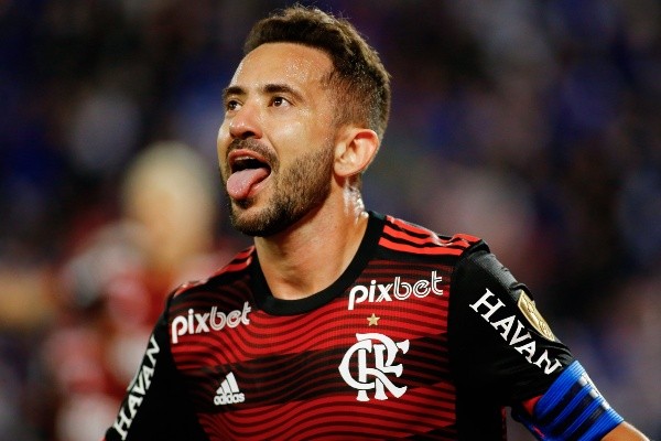 Fotobairesarg/AGIF/ Everton Ribeiro marcou na goleada de 4 a 0 sobre o Vélez na Libertadores. 