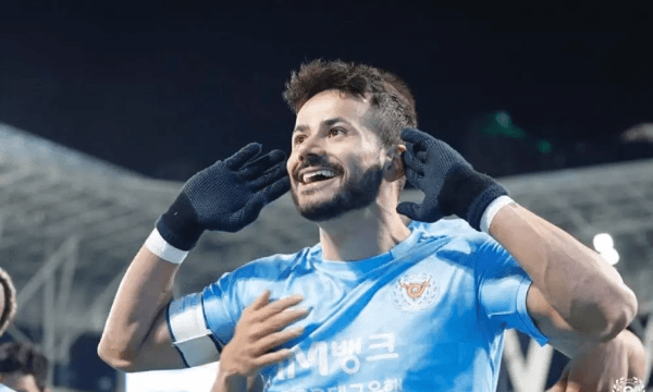 Cesinha é ídolo no Daegu (Foto: Divulgação/Daegu)