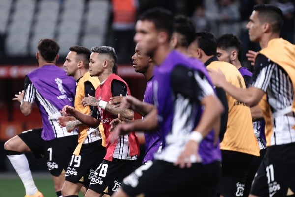 Ettore Chiereguini/AGIF/ Jogadores do Corinthians se aquecendo. 