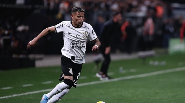 Adson com a camisa do Corinthians - Foto: Ettore Chiereguini/AGIF