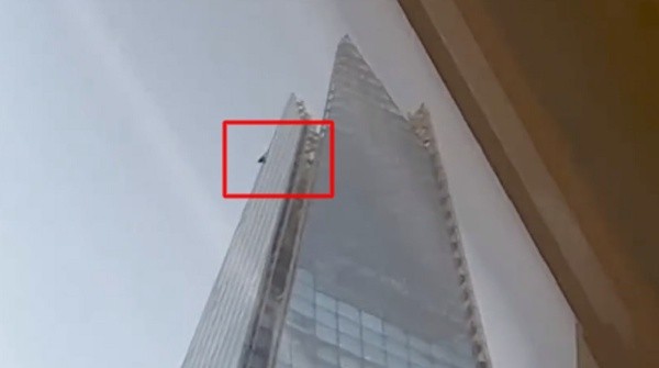 Homem escalou o prédio pelo lado de fora e foi preso em seguida - Foto: Twitter