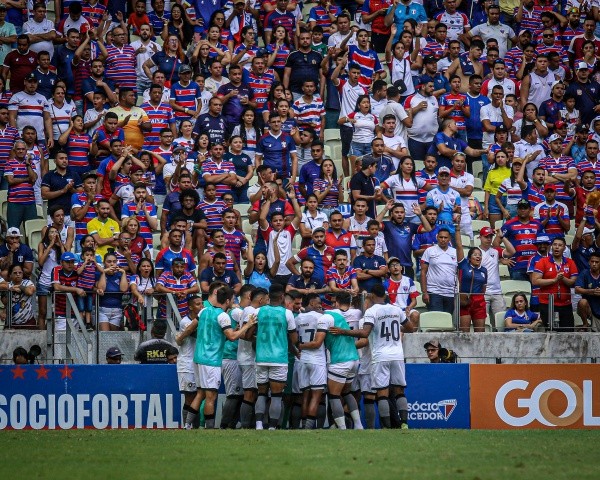 Lucas Emanuel/AGIF/ Botafogo comemorando gol em campo contra o Fortaleza.