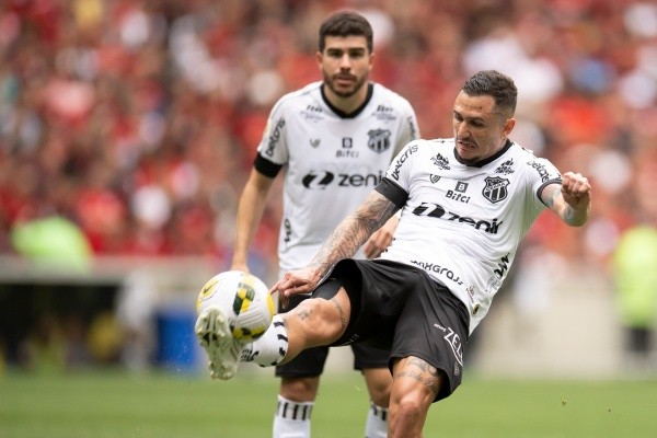 Vina está na mira do Ceará (Foto: Jorge Rodrigues/AGIF)