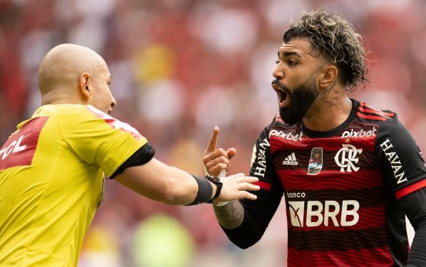 Foto: Jorge Rodrigues/AGIF/ Gabi reclamendo com a arbitragem. 