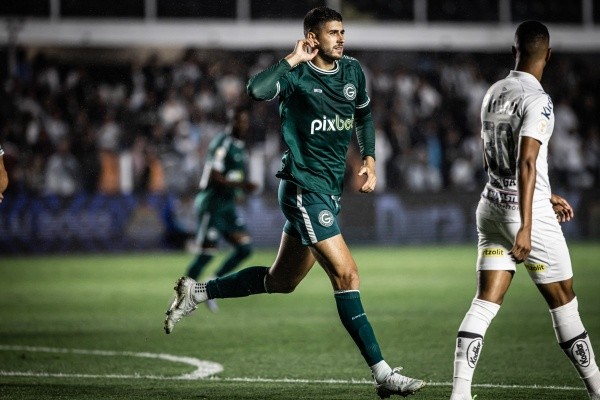 Foto: Raul Baretta/AGIF – Pedro Raul comemora gol diante do Santos que o isolou na artilharia do Campeonato Brasileiro
