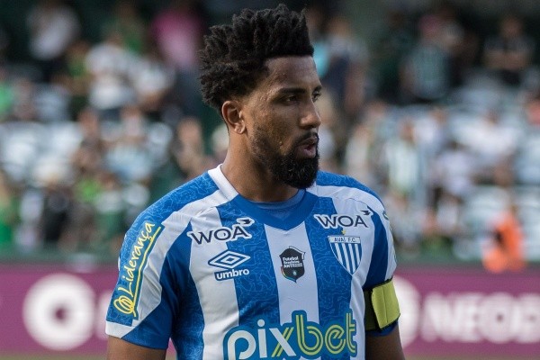 PR - Curitiba - 27/08/2022 - BRASILEIRO A 2022, CORITIBA X AVAI - Cortez jogador do Avai durante execucao do hino nacional antes da partida contra o Coritiba no estadio Couto Pereira pelo campeonato Brasileiro A 2022. Foto: Robson Mafra/AGIF PR - Curitiba - 27/08/2022 - BRASILEIRO A 2022, CORITIBA X AVAI - Cortez jogador do Avai durante execucao do hino nacional antes da partida contra o Coritiba no estadio Couto Pereira pelo campeonato Brasileiro A 2022. Foto: Robson Mafra/AGIF